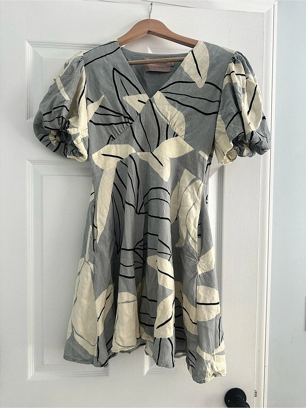 White Closet Elements Abstract Mini Dress in Gray & Cream Size Small